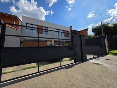 *Exclusivo Dúplex Moderno con Patio Privado en Venta en el Prestigioso Barrio San Jorge*