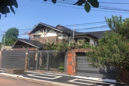 VENDO AMPLIA RESIDENCIA EN LAMBARE