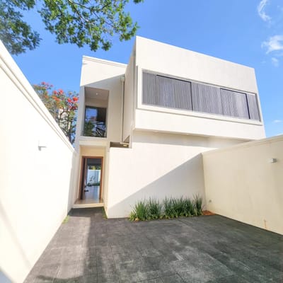 EN VENTA DUPLEX DE 3 SUITES CON JARDÍN Y PISCINA