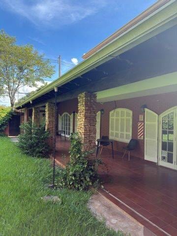 VENDO AMPLIA RESIDENCIA EN ESQUINA EN B° SAN CRISTOBAL
