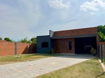 VENTA - CASA EN NUEVA ASUNCIÓN, LIMPIO (M.L.)
