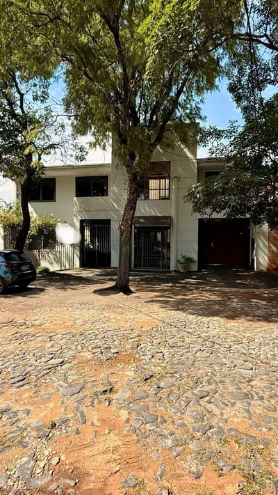 VENDO AMPLIA RESIDENCIA A REMODELAR EN B° JARA