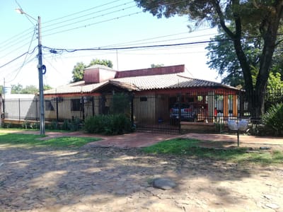 CASA CON AMPLIO PATIO EN LURELTY - LUQUE EN VENTA (2 TERRENOS JUNTOS, TOTAL 871 m2)