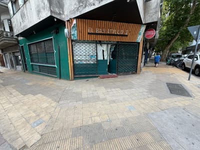 Alquiler de local comercial esquina Canelones y Florida.