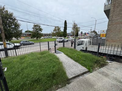 Alquiler – Casa con gran terreno y amplio fondo para estacionamiento