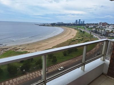 ALQUILER | Apartamento en Malvin frente al mar con dos dormitorios y doble cochera.