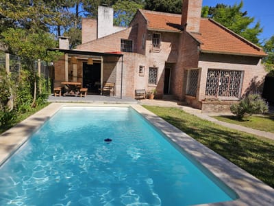 Excelente casa con piscina, 5 dormitorios y 3 baños.