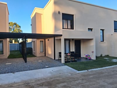 MODERNA Y LUMINOSA CASA EN COMPLEJO CERRADO
