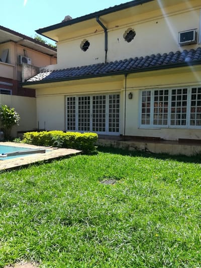 VENDO AMPLIA RESIDENCIA EN VILLA MORRA ZONA SEIFERHELD