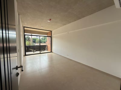 En Alquiler Departamento 1 Dormitorio a estrenar. Barrio Mariscal Estigarribia.  A 4 cuadras de Casa Rica Los Laureles