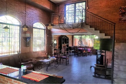 CASA EN ESQUINA EN LOMA MERLO - LUQUE EN VENTA