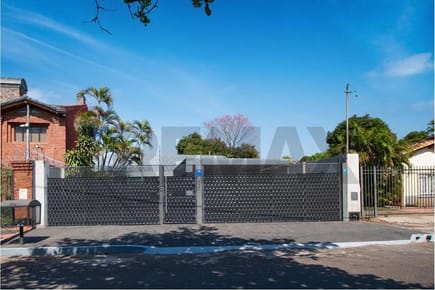 CASA CON AMPLIO PATIO EN SAN VICENTE - ASUNCIÓN EN VENTA