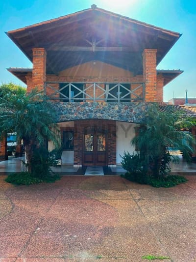 EN VENTA HERMOSA RESIDENCIA EN FERNANDO DE LA MORA ZONA SUR