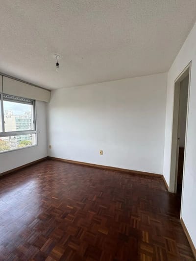 ALQUILER EN POCITOS DE 1 DORMITORIO, PISO 8 AL FRENTE, VESTIDOR, GASTOS BAJOS