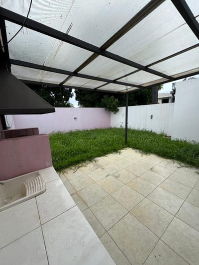 MORA CUE, LUQUE EN VENTA, CASA DE 2 DORMITORIOS EN CONDOMINIO 
