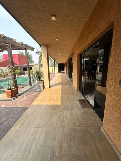 EN ALQUILER!  Residencia moderna  y amplia en el Barrio Cerrado Ytororo Country Club