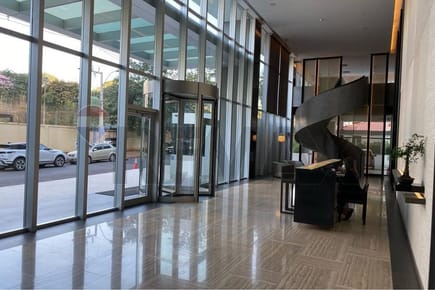 ALQUILER EXCLUSIVO: Departamento Amoblado de Lujo en Edificio Eminen, 3 Habitaciones en Suite. Confort, Privacidad y Lujo en una Experiencia Residencial Única.