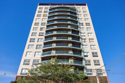 Inversión Estratégica Premium: Exclusivo Departamento de 1 Dormitorio con Cochera y Renta Asegurada, Ubicación Privilegiada sobre Av. Santísima Trinidad, Amenidades de Lujo y Conexión Directa al Eje Corporativo.