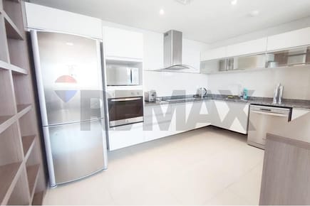 Exclusivo Departamento Amoblado de 3 Habitaciones en Alquiler en Villa Morra, Edificio Miami Tower. Disfrute de la comodidad y el lujo en este prestigioso barrio de Asunción, incluyendo 2 cocheras.