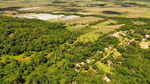 ¡Inversión Estratégica en Itacurubí de la Cordillera – Compañía Minas Kue! Terreno de 6 hectáreas y 5.701 m² con ubicación privilegiada, ideal para desarrollo industrial o criptominería, adyacente a la subestación de la ANDE y la Zona Industrial. Acceso d