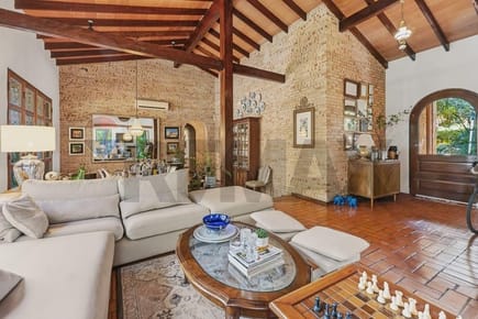 CASA CON AMPLIO TERRENO EN BARRIO CERRADO SURUBI’I (2.400 M2)