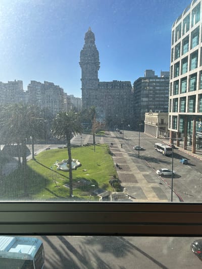 Centro, apto con vista a Plaza Independencia + garaje | 195.000