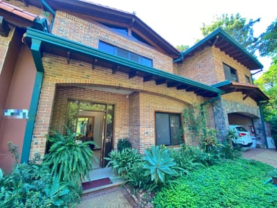 ALQUILO AMPLIA  RESIDENCIA ZONA COLEGIO GOETHE