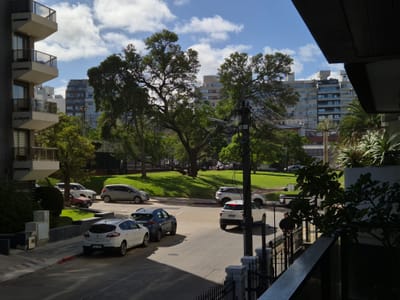 3 dormitorios + servicio, gran patio con parrillero, a pasos de Villa Biarritz
