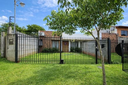 LOMA MERLO, LUQUE, EN VENTA, CASA DE 3 DORMITORIOS TODA EN PLANTA BAJA.