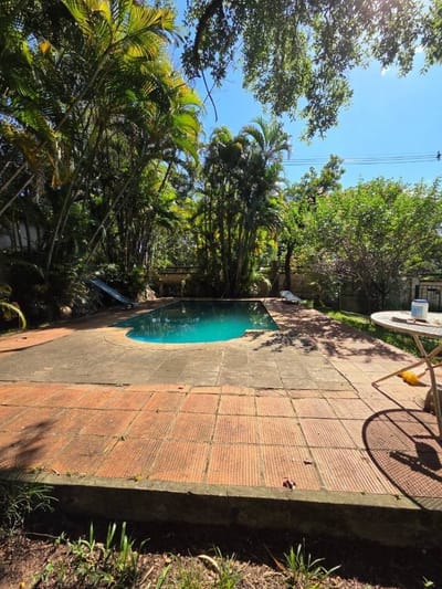 Exclusiva Residencia en Esquina en San Bernardino, Cordillera – Terreno de 2.370 m² y 584 m² de Construcción. Ubicación Privilegiada sobre Calle Roberto Petzoldt. US$ 380.000.