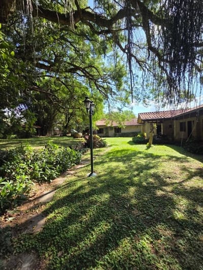 VENDO AMPLIA RESIDENCIA CON GRAN TERRENO EN SAN BERNARDINO