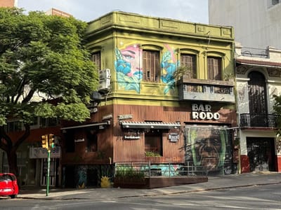 Propiedad padrón único esquina 210 m2 construidos en 3 plantas actualmente con renta.