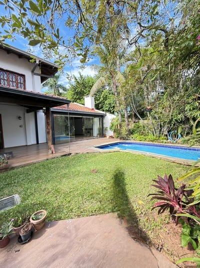 VENDO HERMOSA CASA ESTILO TRADICIONAL EN BARRIO MBURUCUYÁ