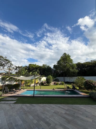 Exclusiva Residencia en Venta y Alquiler en el Corazón de San Bernardino: Lujo, Confort y Ubicación Privilegiada a Pasos de Todo, con Impresionante Piscina y Amplio Jardín.