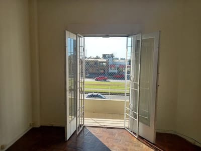ALQUILER EN MALVIN, SOBRE AVENIDA ITALIA, PISO 1, 2 DORMITORIOS, PATIO Y BALCON