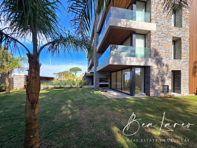 Apartamento a la venta en Carrasco con jardin