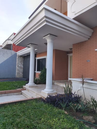 Residencia de 4 Dormitorios zona Colegio San Clemente, avenida Félix Bogado