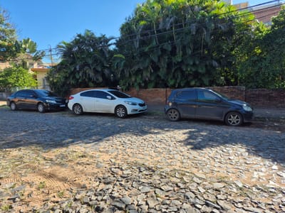 *VENDO TERRENO 740 M2 ESQUINA  - ( 20 x 37 ) a 5 cuadras del Paseo de La Galeria - 20 ms sobre Asfalto y 37 ms sobre calle empedrado - Barrio San Cristobal* *Precio USD 700.000*