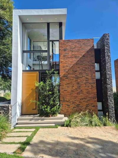 Venta de amplia casa en San Bernardino con vista al lago