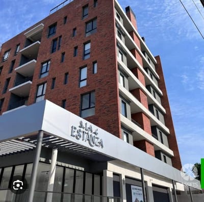 *Vendo Local Comercial en Edificio La Estanza - Con renta activa del 8.2% anual en dolares ideal para Inversores* *125 m2 a propios  adicional de 3 cocheras al libre mas una cochera en el interior del edificio en  total suma 196.62 m2* *Galeria y buena ex