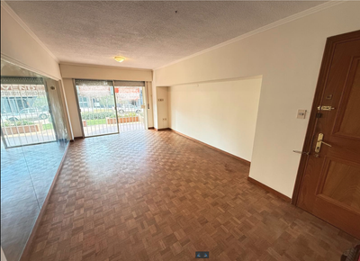 Próximo Rambla amplio apto con patio c/parrillero y garaje lugar fijo