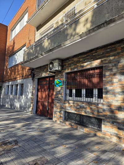 Vendo Ph de bajo al frente por Av Garibaldi 3 dorm con garage y patio Si Banco