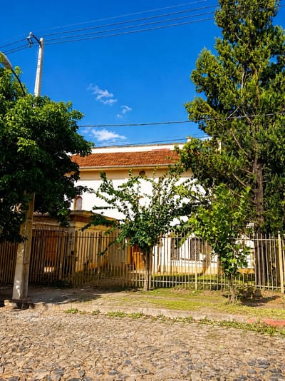 CASA DISEÑADA POR EL ARQ. JENARO PINDÚ DE   EN ESQUINA SOBRE LA CALLE CAMPOS CERVERA Y TORREANI VIERA (a refaccionar)