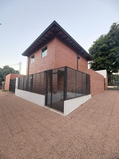 EN VENTA! DUPLEX EN LAMBARÉ ZONA SUPERSEIS