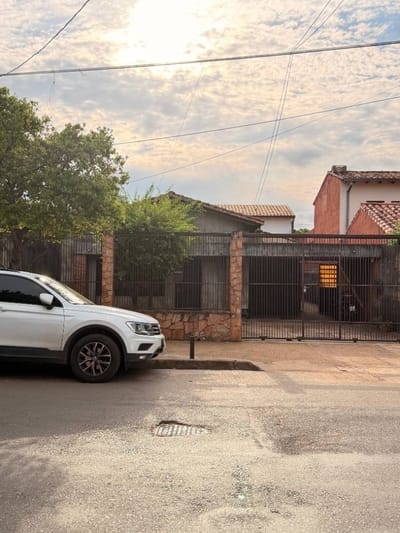 Casa en venta a precio de terreno - Barrio Villa Aurelia Asuncion