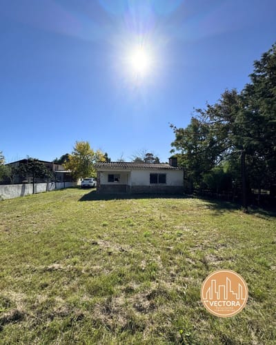 VENDE CASA CON GRAN TERRENO EN NEPTUNIA A MTS. DE AV. LOS PINOS / 2 DORMITORIOS / PORCHE Y PATIO