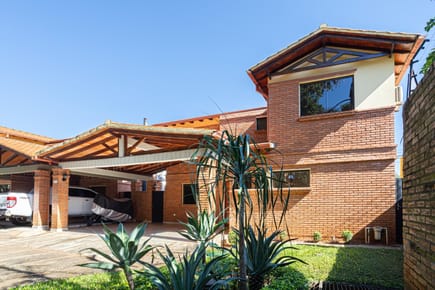 CASA DE 3 DORMITORIOS CON PISCINA EN CONDOMINIO