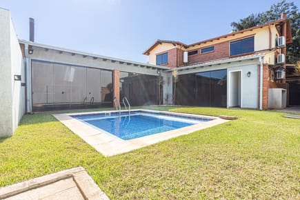 CASA DE 3 DORMITORIOS CON PISCINA EN CONDOMINIO