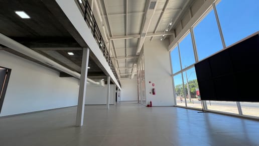 Alquilo Showroom y Oficinas  con Depositos de 2.000 mts. COD 037