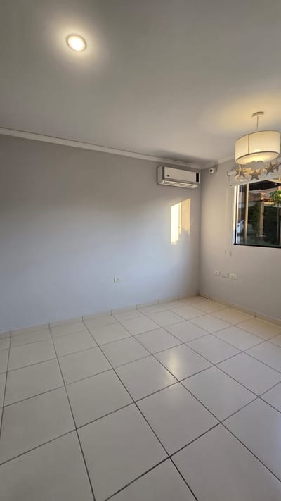 Vendo Casa en Barrio Cerrado. Luque. COD 037